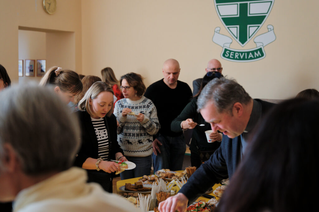 Zdjęcie z konferencji przedstawiające ludzi na przerwie kawowej.